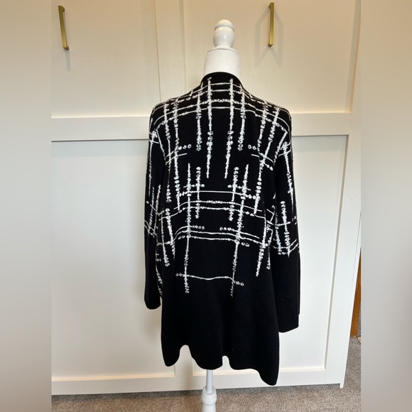 Womans blazer top. Black and white size 2xl. - Picture 2 of 4